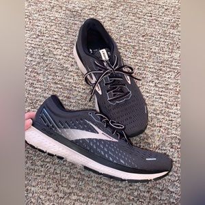 Brooks Ghost 13 Womens running/athletic shoes size 8!